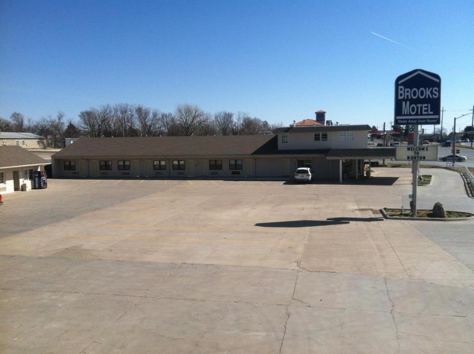 Brooks Motel Norton Exterior photo