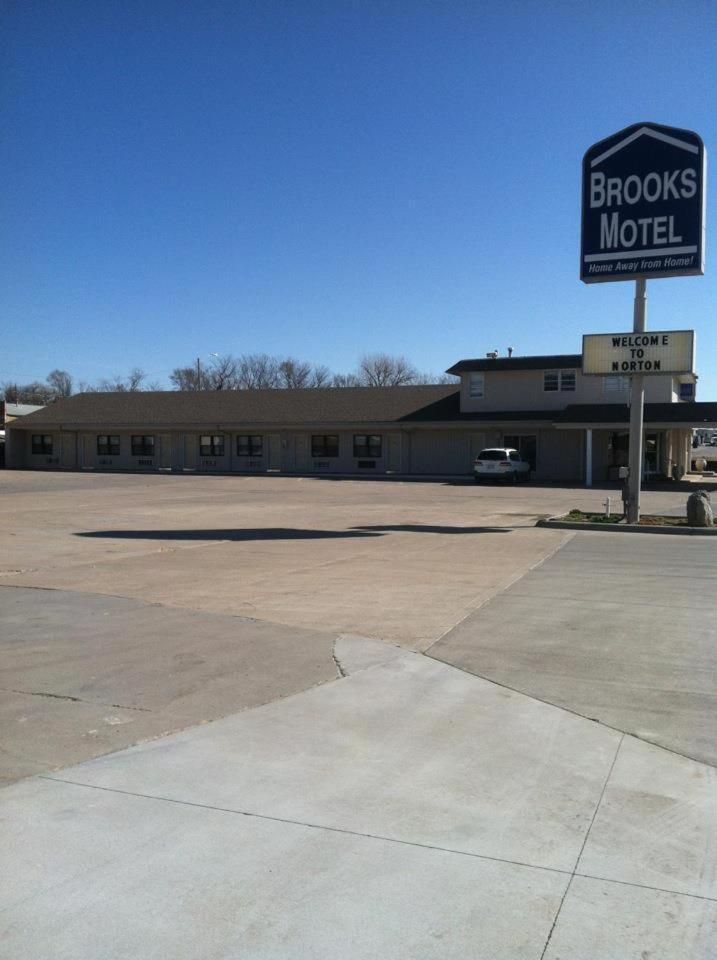 Brooks Motel Norton Exterior photo